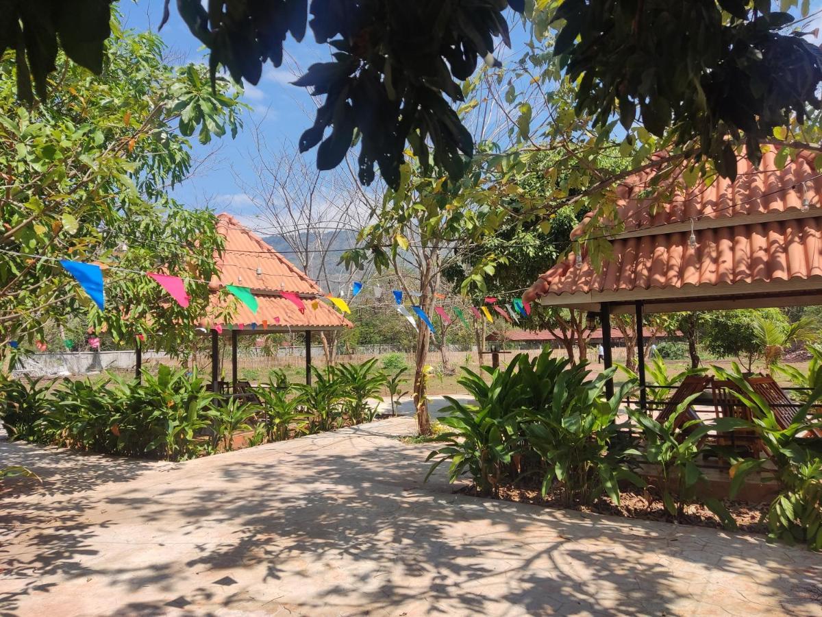 Erawan Guesthouse パークセー エクステリア 写真