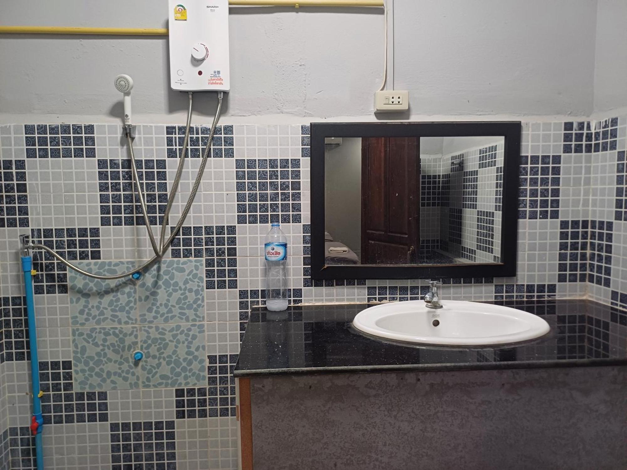 Erawan Guesthouse パークセー エクステリア 写真